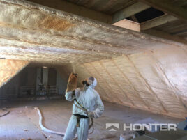 Proces nanášení stříkané pěny na podkrovní strop